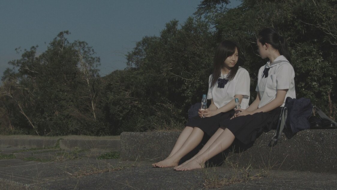 映画『漂流ポスト』。主人公・園美が回想シーンで振り返る中学生の自分（右、中尾百合音）と親友・恭子（神岡実希）の思い出　©Kento Shimizu