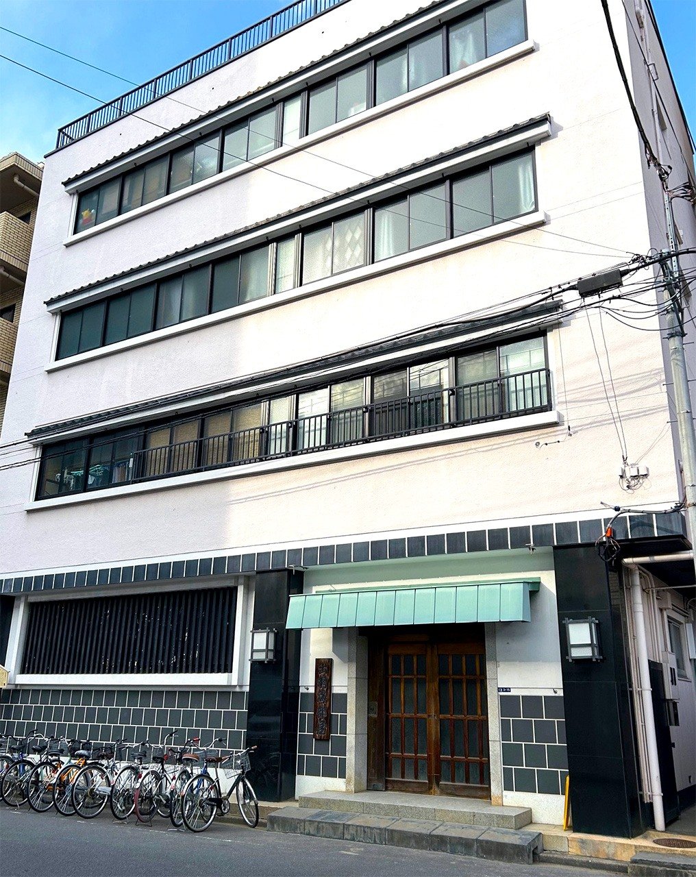 現存する部屋では最多の9人の横綱を輩出するなど相撲界の名門中の名門・出羽海部屋。12部屋からなる出羽海一門の中心でもある（東京都墨田区） 写真：ニッポンドットコム編集部