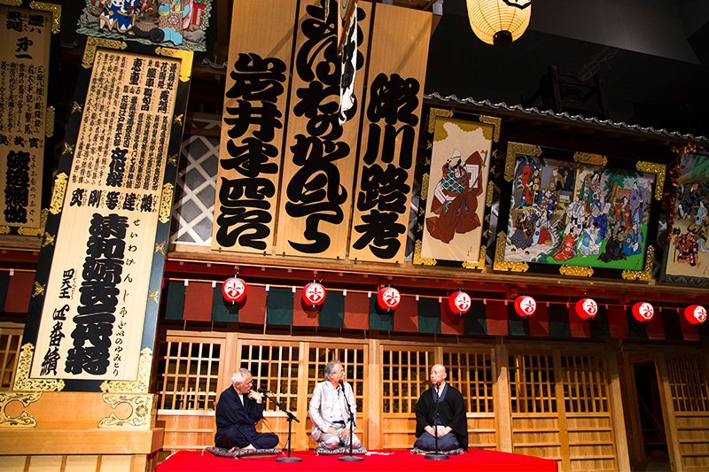 Suzuki Toshio (left), Fujimori Terunobu (center), and Hirai Shōshū (right), in a three-way discussion at the replica of the nineteenth-century Nakamuraza theater at the Edo-Tokyo Museum. Rakugo performances are sometimes held in the theater.
