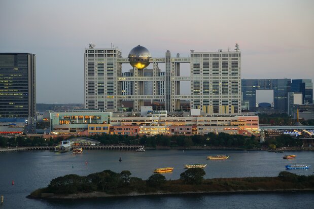フジテレビ本社ビル。国際金融都市シンガポールに共感した丹下が、晩年に手がけた湾岸開発プロジェクトの一環として建設された。1996年竣工=東京都港区台場(PIXTA)