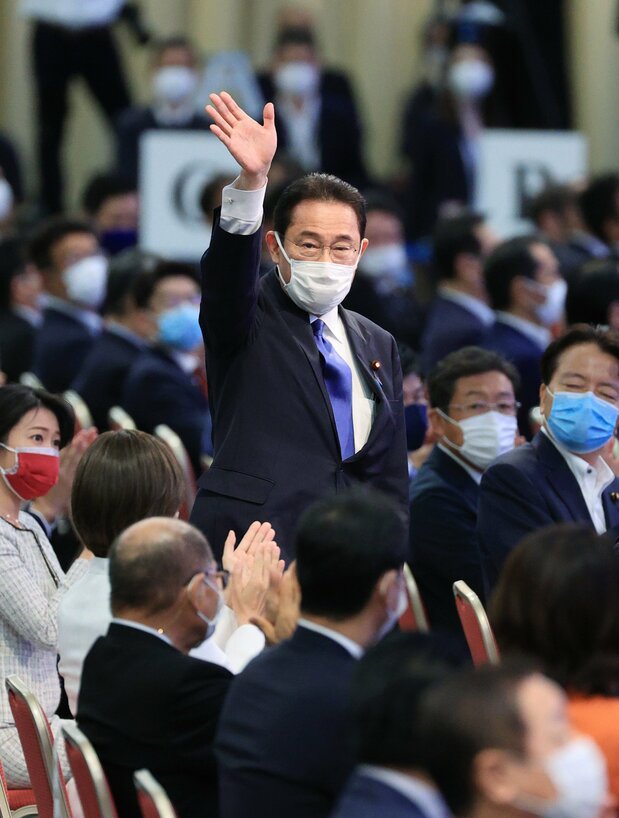 自民党新総裁に選出された岸田文雄氏=2021年9月29日、東京都港区(時事)