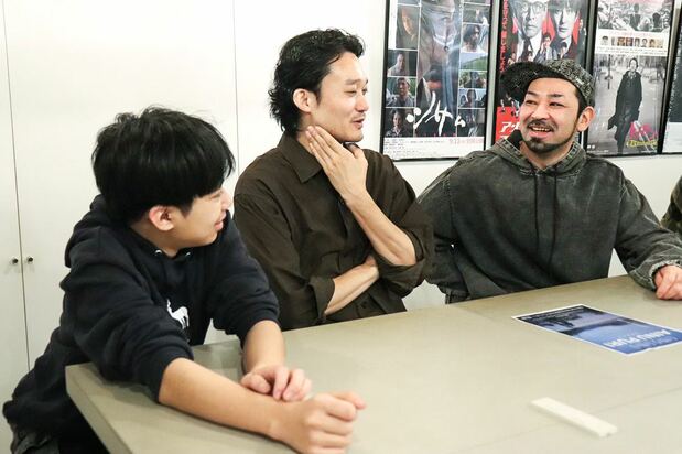 Amanai, padre e hijo, respondieron amistosamente a la entrevista junto a Fukunaga.