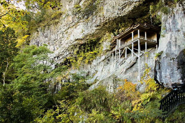 Le pavillon Nageire-dô, qui fait partie du temple Sanbutsu-ji, date de la période Heian (794-1185). Cette structure accrochée à la falaise est connue comme le trésor national le plus dangereux d’accès au Japon. Le seul chemin pour y arriver est périlleux et demande des chaussures d’escalade. (Avec l’aimable autorisation de la préfecture de Tottori)
