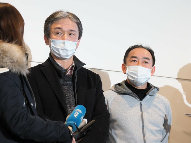 从武汉乘坐政府包机回国后接受采访的日本人,2020年1月29日,东京羽田机场(时事社)