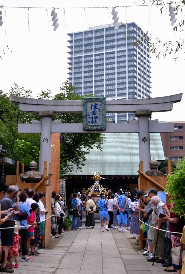 神輿宮出し前の住吉神社。朝5時頃にもかかわらず、多くの見物客が待ち構えていた