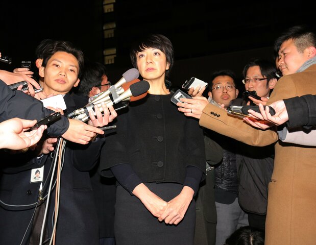 Kawai Anri surrounded by members of the press in Tokyo after raids were conducted on her and her husband’s offices on January 15, 2020. (© Jiji)