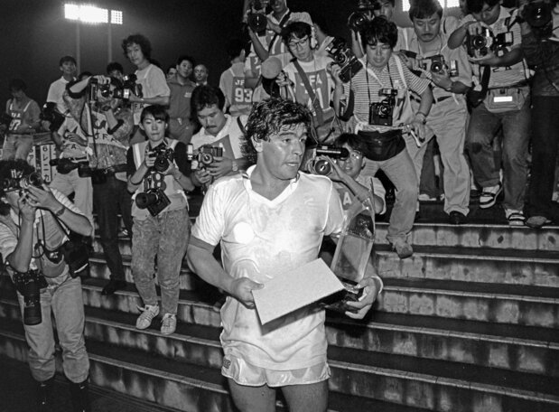 88年のゼロックス・スーパーサッカーにはイタリアのナポリの一員として来日。常にカメラマンに囲まれていた　写真：時事