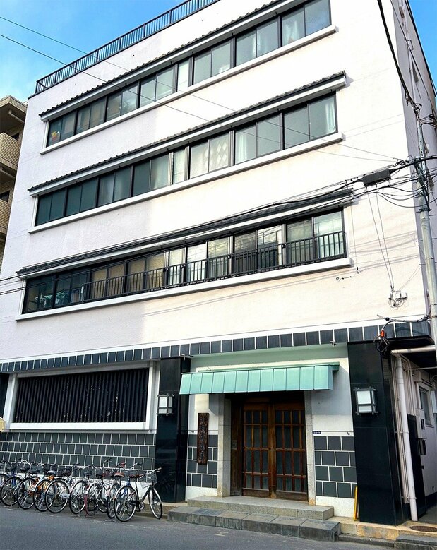 現存する部屋では最多の9人の横綱を輩出するなど相撲界の名門中の名門・出羽海部屋。12部屋からなる出羽海一門の中心でもある(東京都墨田区) 写真:ニッポンドットコム編集部