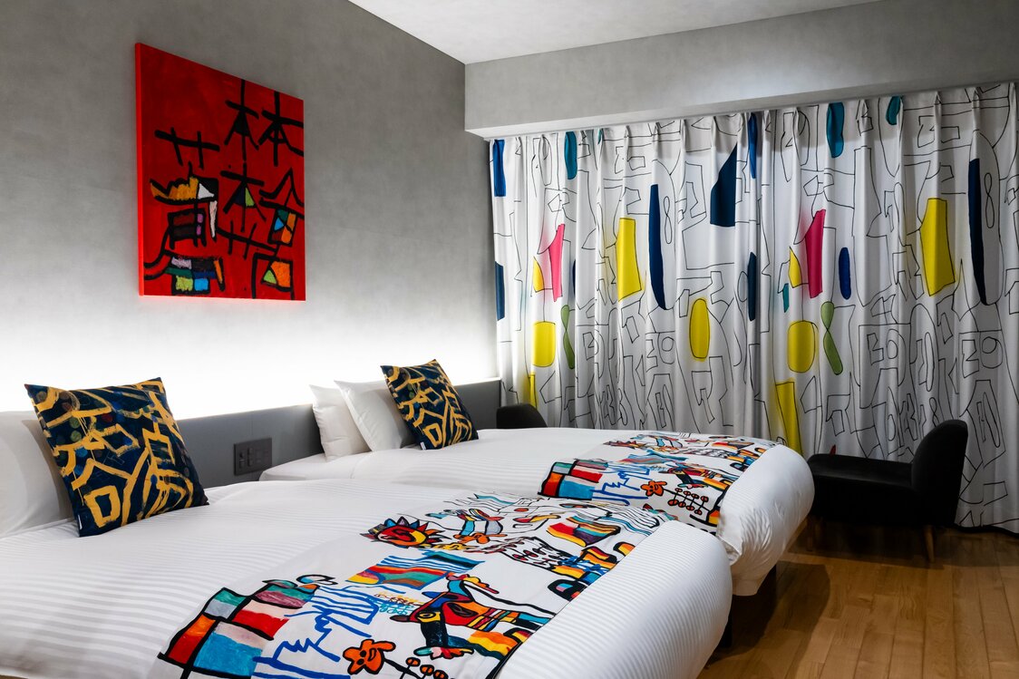 Unas habitaciones decoradas con obras de arte en el Hotel Mazarium, en la ciudad de Morioka. De las 38 habitaciones con las que cuenta este hotel, ocho están decoradas con obras de artistas contratados de Heralbony. Por cada noche que pasa un huésped en una de estas habitaciones el artista recibe 500 yenes.