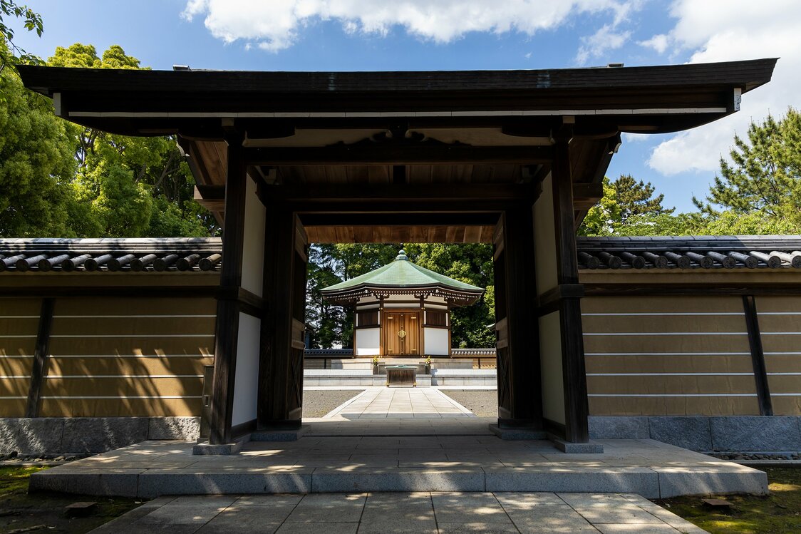 日蓮の灰骨を納める八角堂の日蓮聖人御廟所