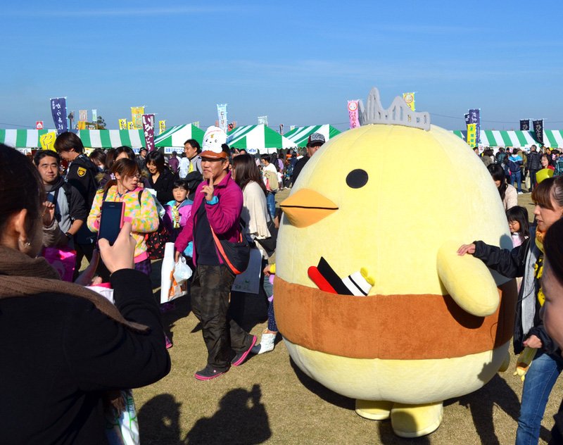 Barysan toddles through adoring crowds at the 2012 Yuru Kyara Summit held in Saitama Prefecture.