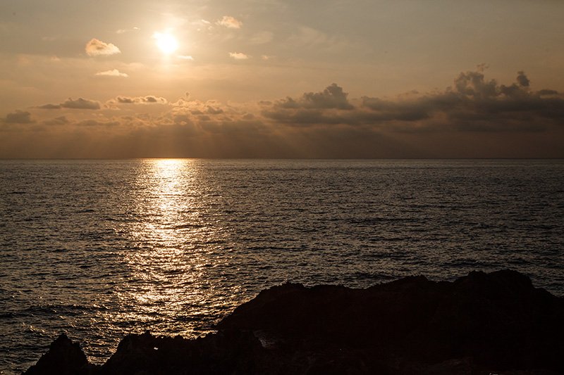 Puesta de sol sobre el mar de Japón desde Senkakuwan.