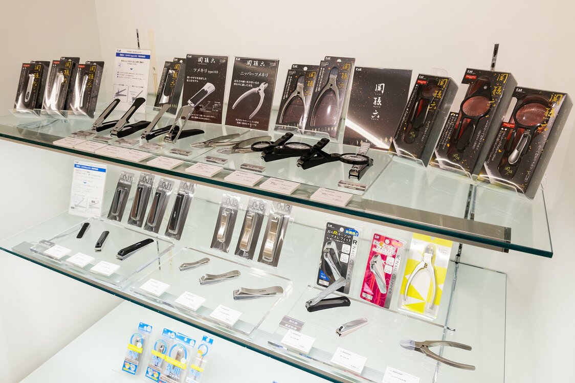 貝印製品はテコ型がメインだが、ニッパー型も多数ラインナップ。高齢者にはルーペ付きも人気