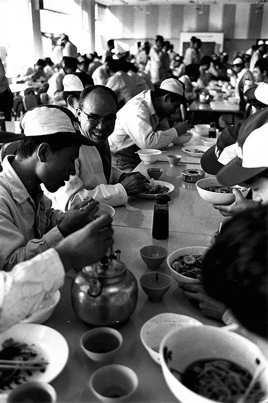 مع العمال في مطعم الشركة في حوالي عام 1960.