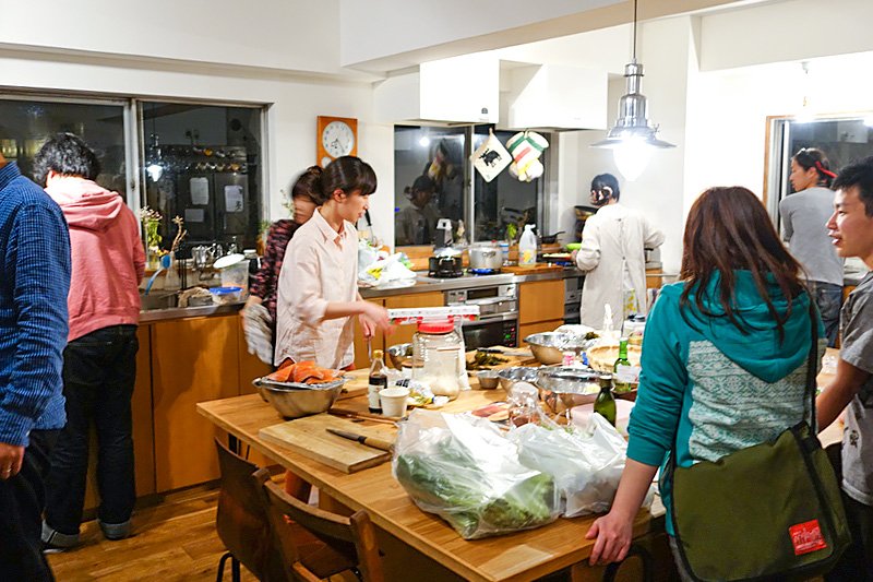La cuisine de Well Yôkôdai est très animée. Les résidents cuisinent volontiers ensemble au moment des repas, malgré l’absence totale de règles.