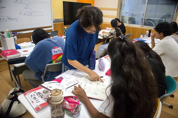 Un cours de japonais à la YSC Global School (Nippon.com)