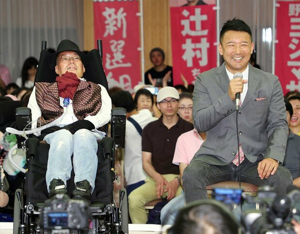 第25回参議院選挙で当選確実となり、インタビューに答える「れいわ新選組」の舩後靖彦氏(左)と山本太郎代表=2019年7月21日、東京都千代田区(時事)