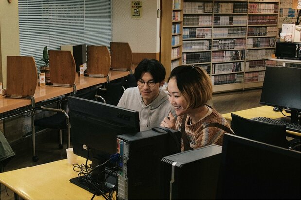 ジミーが新潟で出会うフリーターの由紀子(黒木華、右) ©2024「青春18×2」Film Partners
