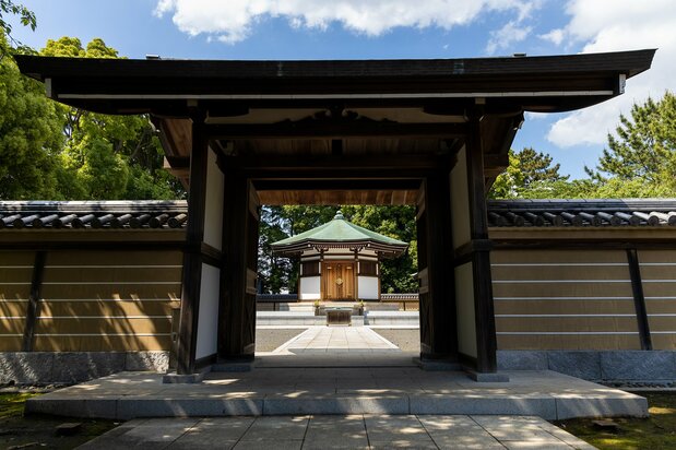日蓮の灰骨を納める八角堂の日蓮聖人御廟所