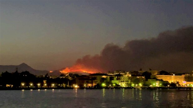 ギリシャ各地では7月下旬、連日の熱波で気温が40度を超えて山火事が発生。バカンス客に人気のコルフ島でも火の手が上がり避難勧告が出された ロイター