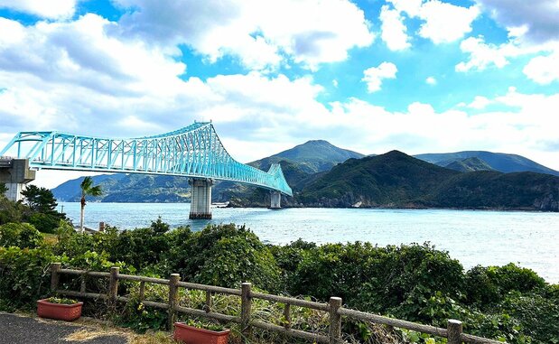 Ikitsuki Bridge connects the islands of Hirado and Ikitsuki. (© Amano Hisaki)
