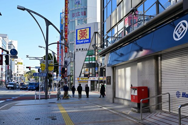 2021年春に撮影した上野広小路交差点の風景。作品の撮影時にはローマ字のロゴだった松坂屋の軒が、伝統の「いとうまる」に変わっていた