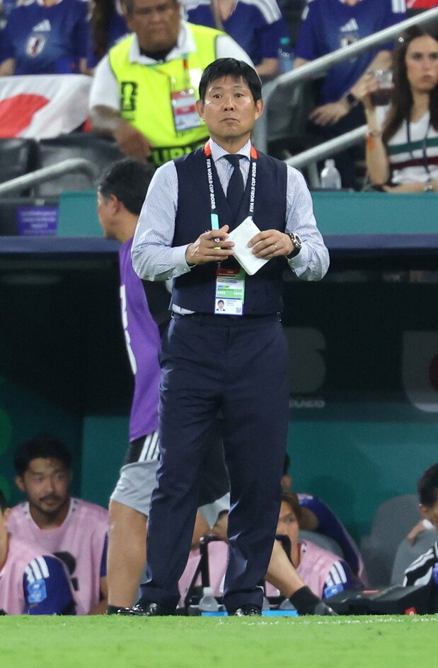 مدرب المنتخب الياباني مورياسو هاجيمي على خط التماس خلال الشوط الأول من مباراة دور المجموعات لكأس العالم ضد تونس في مونتيري، المكسيك، في 20 يونيو 2026. وقد دفع دفتر ملاحظاته الذي لا يفارقه البعض إلى تسميته ”مذكرة الموت“، نسبةً إلى سلسلة المانغا والأنمي الشهيرة التي يُختزل فيها مصير الأعداء بكتابة أسمائهم في هذا الدفتر. (© جيجي)