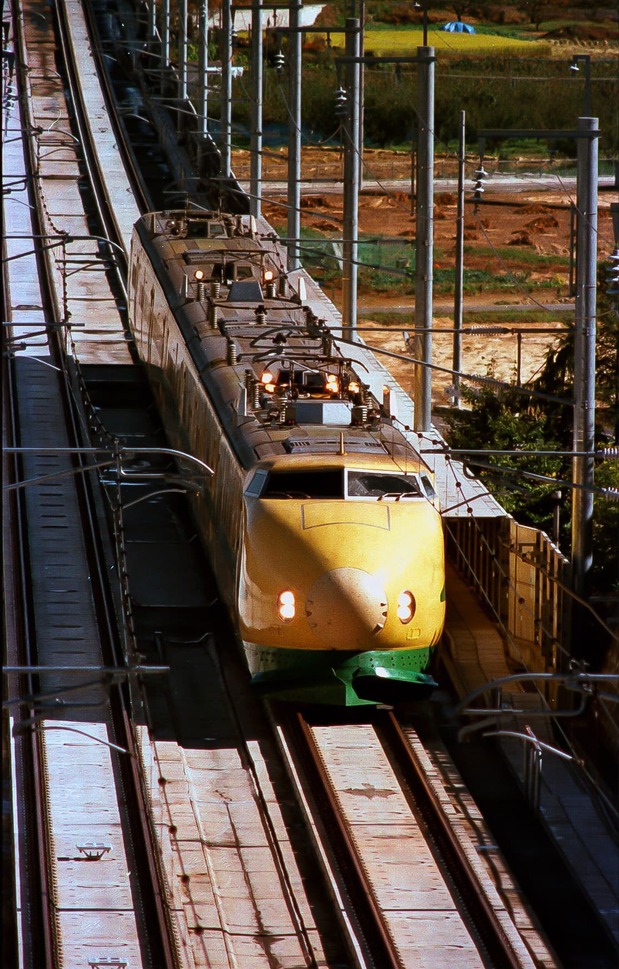 The 925 Series inspection train in operation prior to the opening of the Takasaki–Karuizawa section of the Hokuriku Shinkansen line on October 29, 1996. (© Kyōdō)
