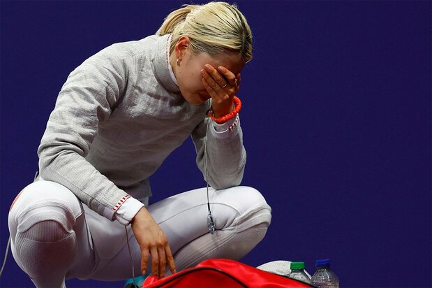 Emura Misaki en larmes après avoir été vaincue au sabre en individuel. (Reuters)