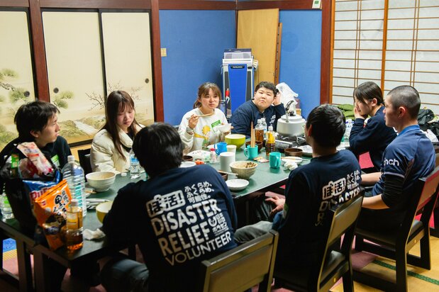 被災して休業中の民宿「むろや」(珠洲市蛸島町)をベースキャンプとして使わせてもらう。食事は自炊し、広間で寝袋に入って眠る