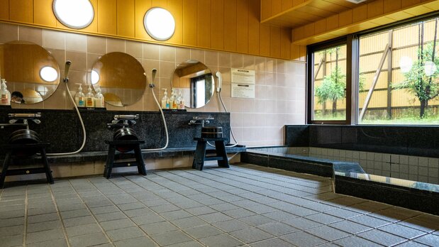 Aunque todas las habitaciones tienen baño propio, también es posible utilizar los baños públicos del alojamiento.
