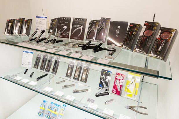 貝印製品はテコ型がメインだが、ニッパー型も多数ラインナップ。高齢者にはルーペ付きも人気