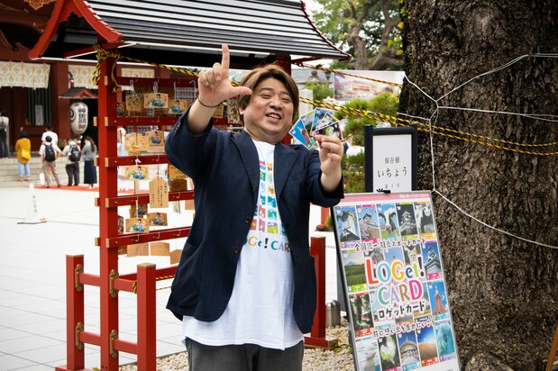 手持LOGet!卡的山田有过玩具厂商的工作经验