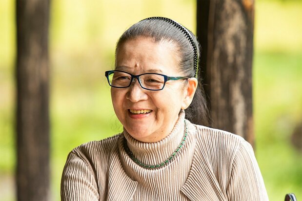 在蓼科的无艺庄接受采访的小津亚纪子