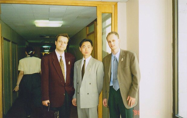 留学先のモスクワ国際関係大学の同級生と筆者(中央)1996年 筆者提供
