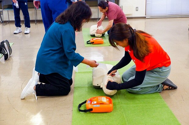 Members of the multilingual team learning lifesaving first aid skills. (Courtesy the Aikawa Fire Department)