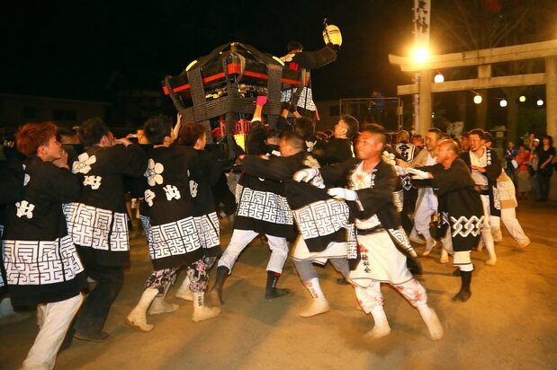 混戦の中で神輿も人も地面を転がる