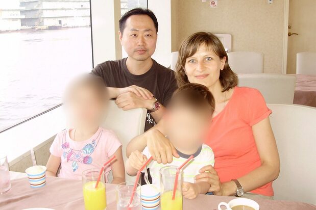 日本に帰国してから横浜でベイクルージングを楽しむ北野家。後列右が夫人、前列右が長男、左が長女