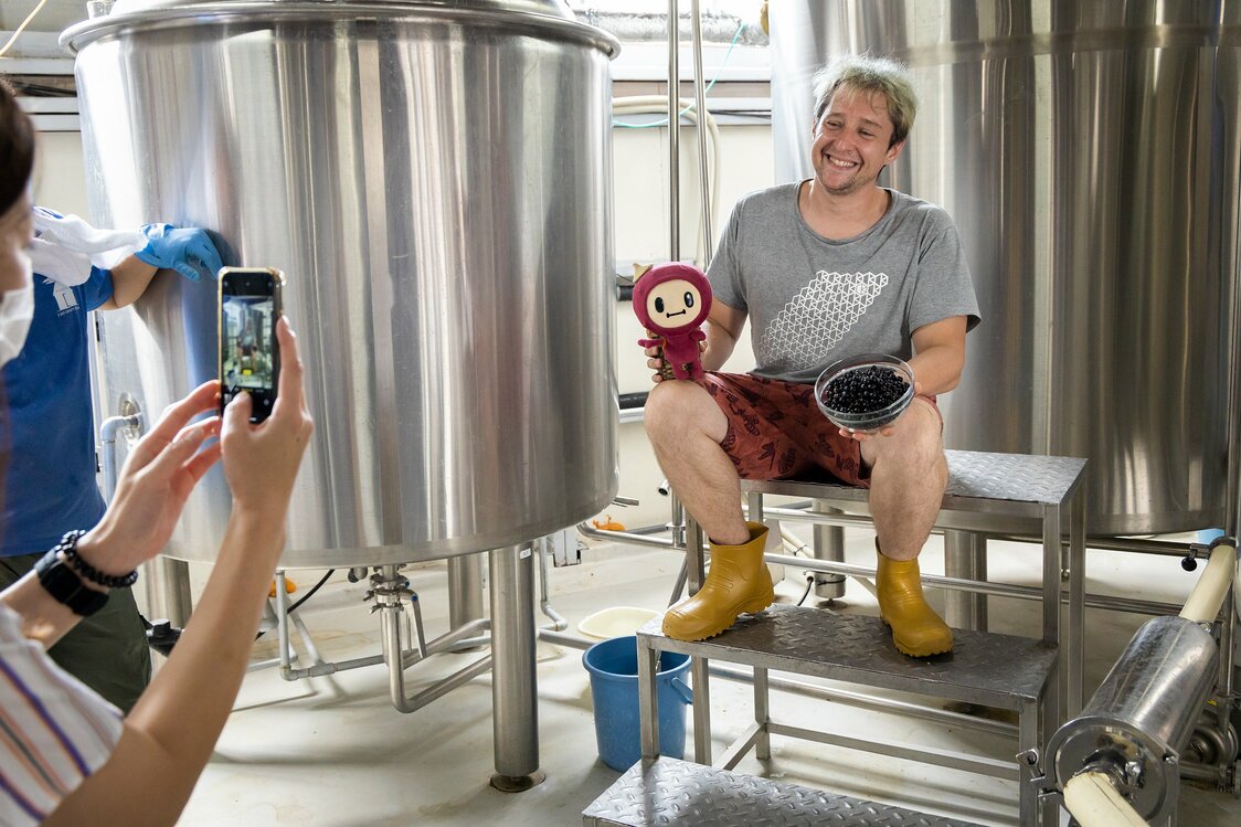 Aomori es el mayor productor de casis (zarzaparrilla negra) de Japón. El día de la entrevista, Gareth también tuvo una reunión con el Gobierno de la prefectura de Aomori para un producto de colaboración, la cerveza de casis.