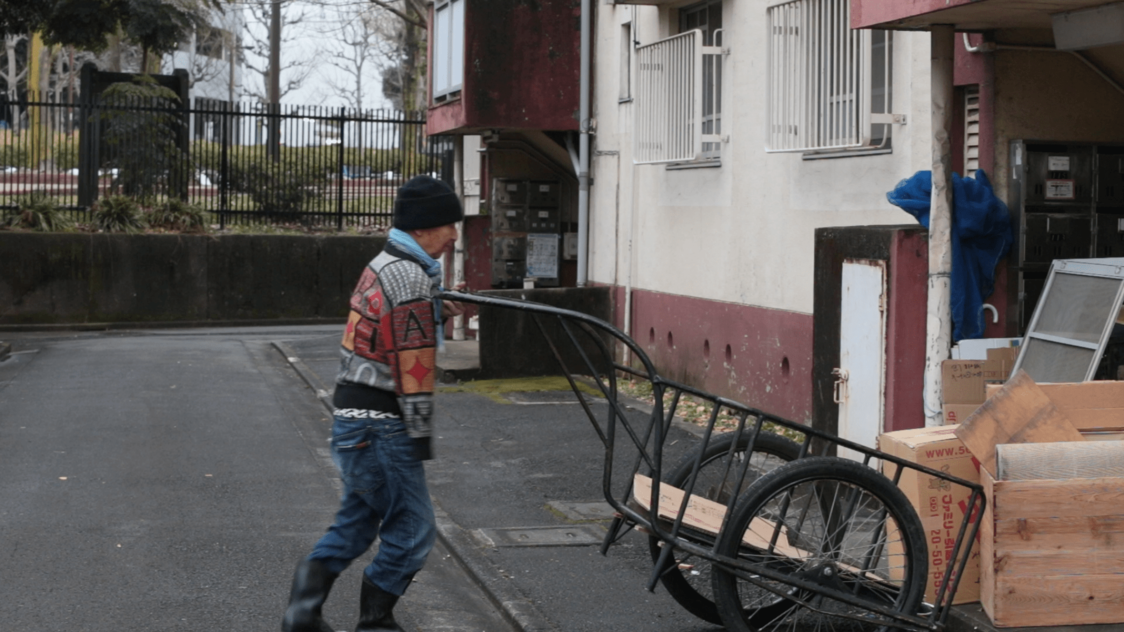 菊池さんの引っ越し。残りの荷物はリヤカーで運んだ　©Shinya Aoyama