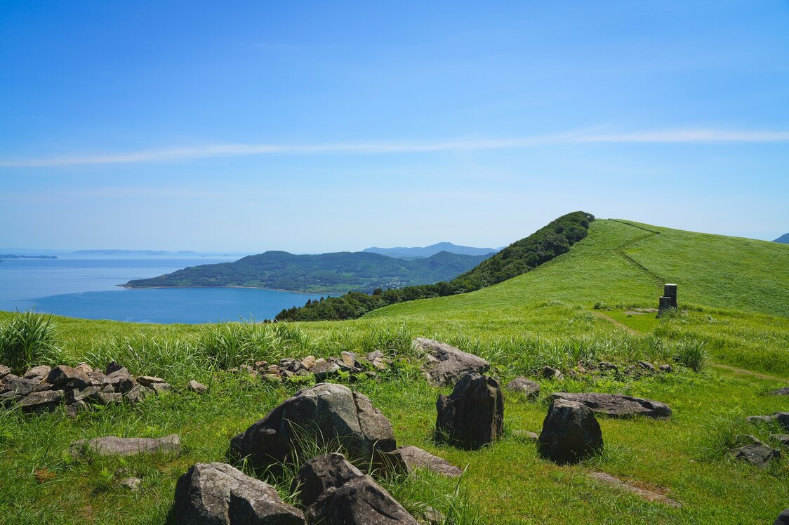 平戸市の玄武岩の溶岩台地「川内峠」は人気の景勝地で、玄海灘や北九十九島を望める　写真：PIXTA