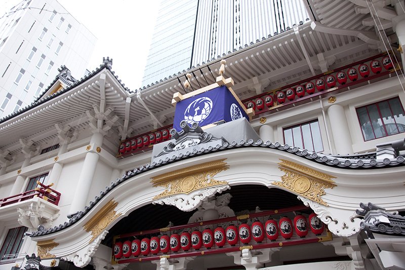 屋根の庇（ひさし）に並ぶ垂木はアルミとは思えない質感。唐破風の装飾に用いられている金色の飾り金物は第四期の建物で使われていたものを再利用。