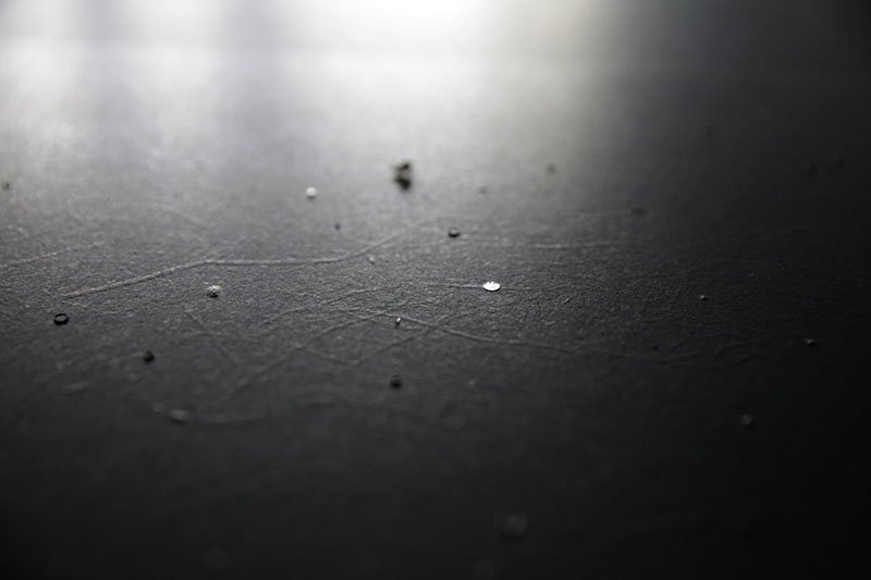 La hoja de plata se aplica al papel ganpi ennegrecido con tinta de hollín de pino. (Fotografía de Yamaguchi Kazuya)