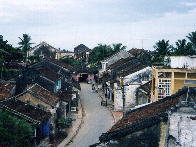 Hôi An en 1997, avec l’entrée du Pont japonais visible à l’arrière-plan (© Tomoda Hiromichi)