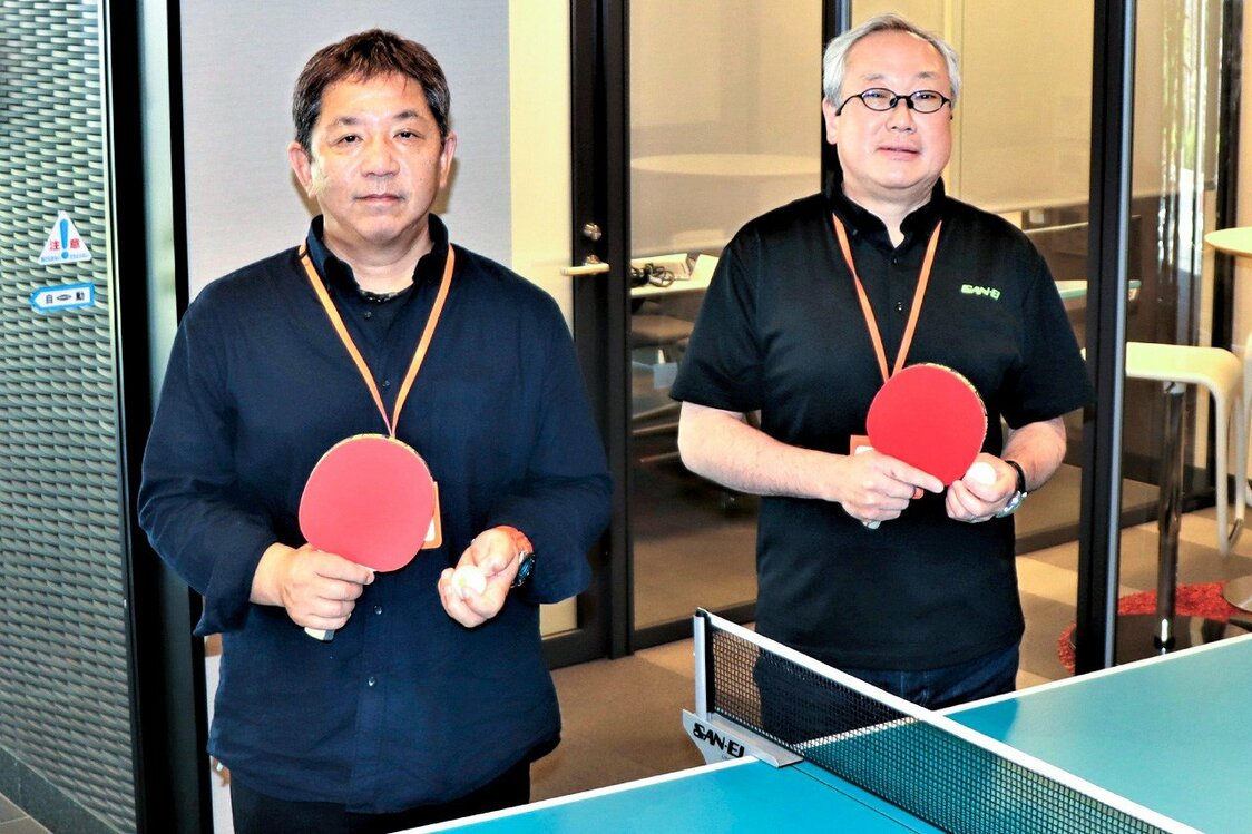 السيد ميؤرا شين الرئيس التنفيذي لشركة سانئي (يمين) والسيد يوشيزاوا كيساو واللذان تحدثا عن التحديات التي واجهتها الشركة أثناء عملية التطوير في مقر الشركة في مدينة ناغارياما في محافظة تشيبا. تصوير أمانو هيساكي.