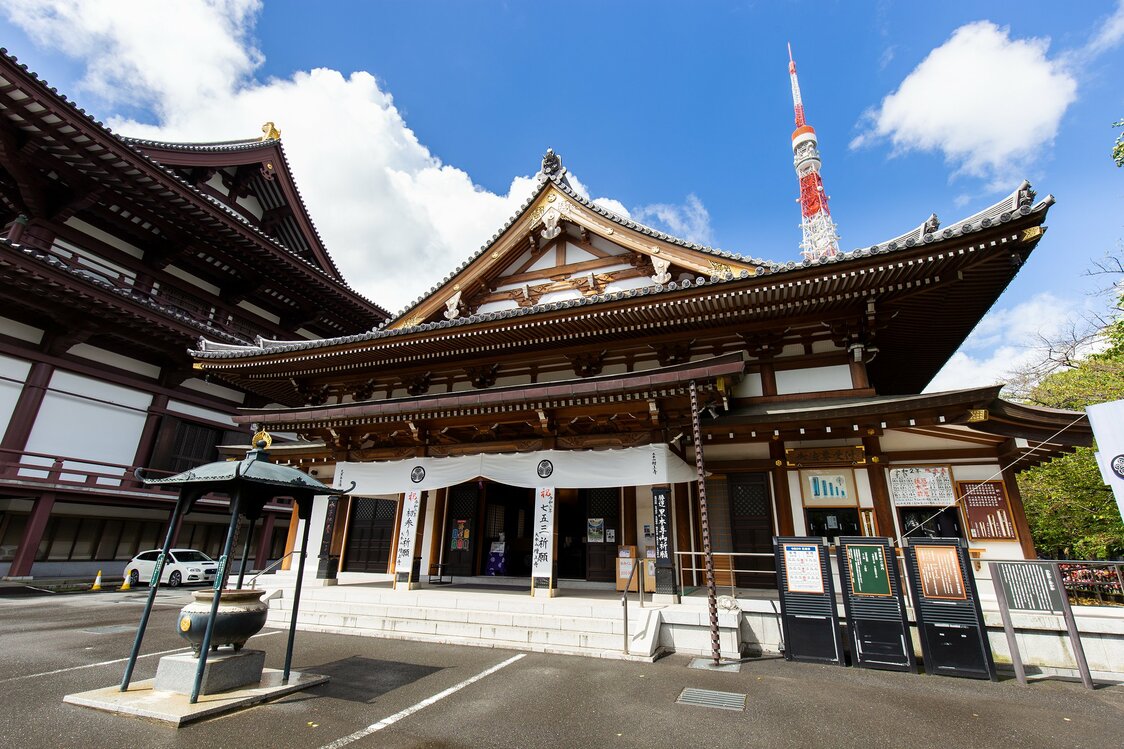 En el pabellón Ankoku, que se utiliza en ceremonias fúnebres y otros servicios religiosos, también podrá adquirir amuletos y tablillas sagradas.