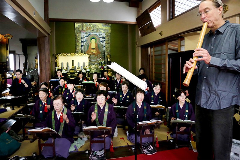Chœur de fidèles au temple Munô-ji chantant des hymnes bouddhistes, accompagnés par Bruce Huebner au shakuhachi.