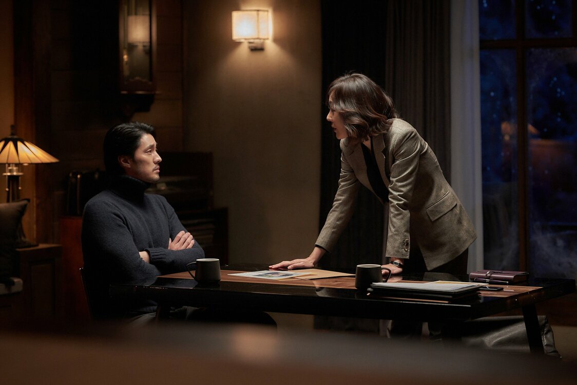 山荘で対面するユ・ミンホ社長（ソ・ジソブ）と弁護士ヤン・シネ（キム・ユンジン） ©2022 LOTTE ENTERTAINMENT & REALIES PICTURES All Rights Reserved.