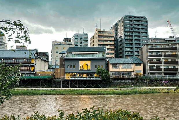 鸭川河边那些搭建有凉台的餐馆,还是京都人夏日里纳凉消暑的好去处