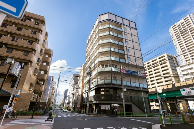 筑地本愿寺佃大楼矗立于东京Metro地铁月岛站第7出口近前
